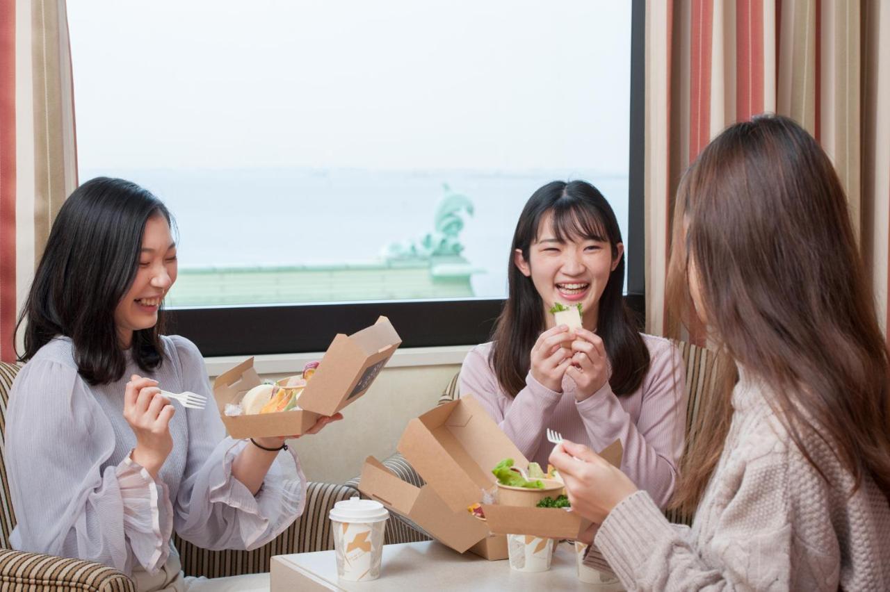 Hotel Okura Tokyo Bay Urayasu Exteriér fotografie Customers enjoying MOS Burger