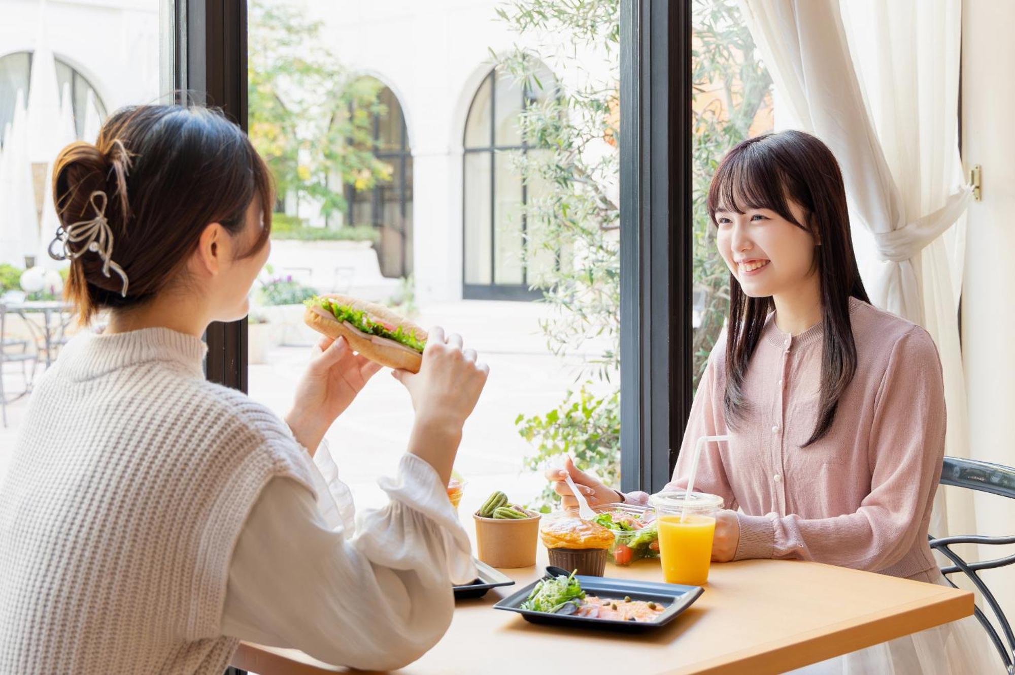 Hotel Okura Tokyo Bay Urayasu Exteriér fotografie Two women eating lunch
