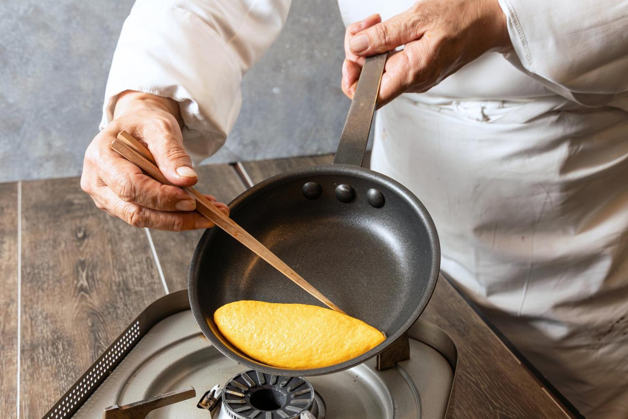 Hotel Okura Tokyo Bay Urayasu Exteriér fotografie A chef cooking an omelette