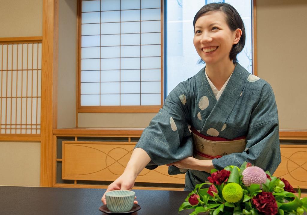 Hotel Okura Tokyo Bay Urayasu Exteriér fotografie A woman in a yukata serving tea